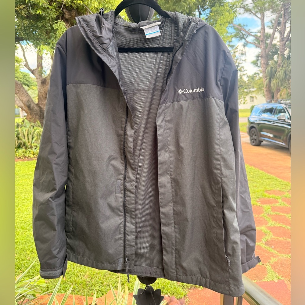 COLUMBIA jacket GREAT SHAPE front closure with flap, zipper pockets. Hood.